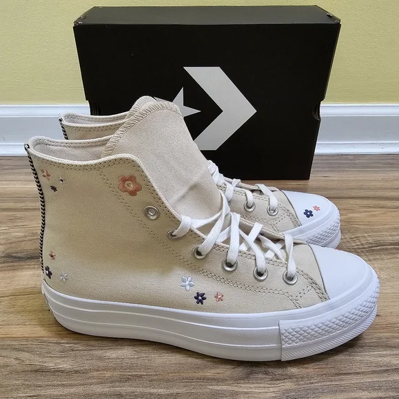 New Chuck Taylor All Star Lift Platform Petite Petals - Picture 1 of 11